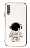 Eiroo Astronot Samsung Galaxy A7 2018 Standl Beyaz Silikon Klf